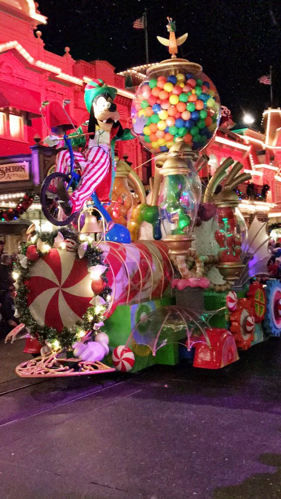 disney-world-christmas-magic-kingdom-mickeys-once-upon-a-christmastime-parade-goofy